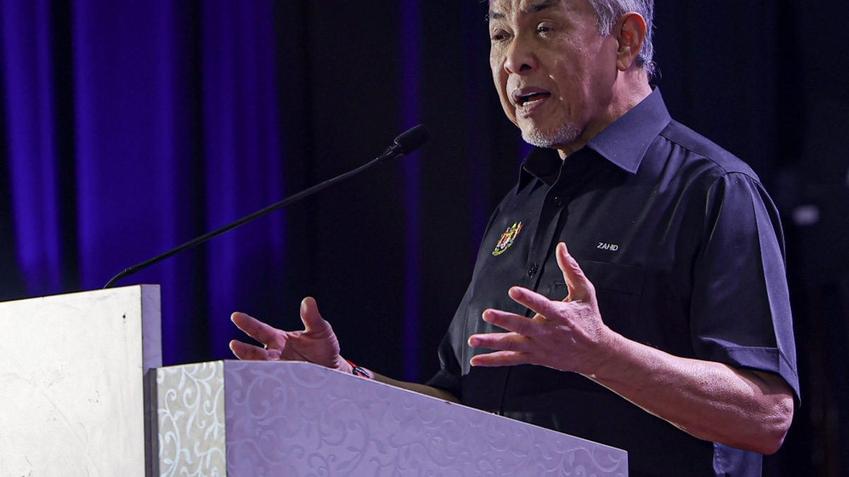 Deputy PM Zahid Alleges Coercion of Civil Servants to Attend BN Events During State Elections