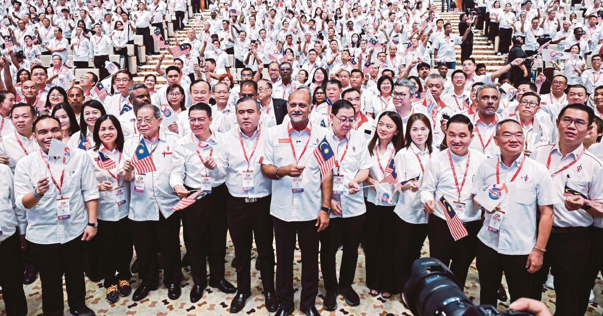 DAP Pushes Anwar on Constitutional Reforms Before Year-End Deadline