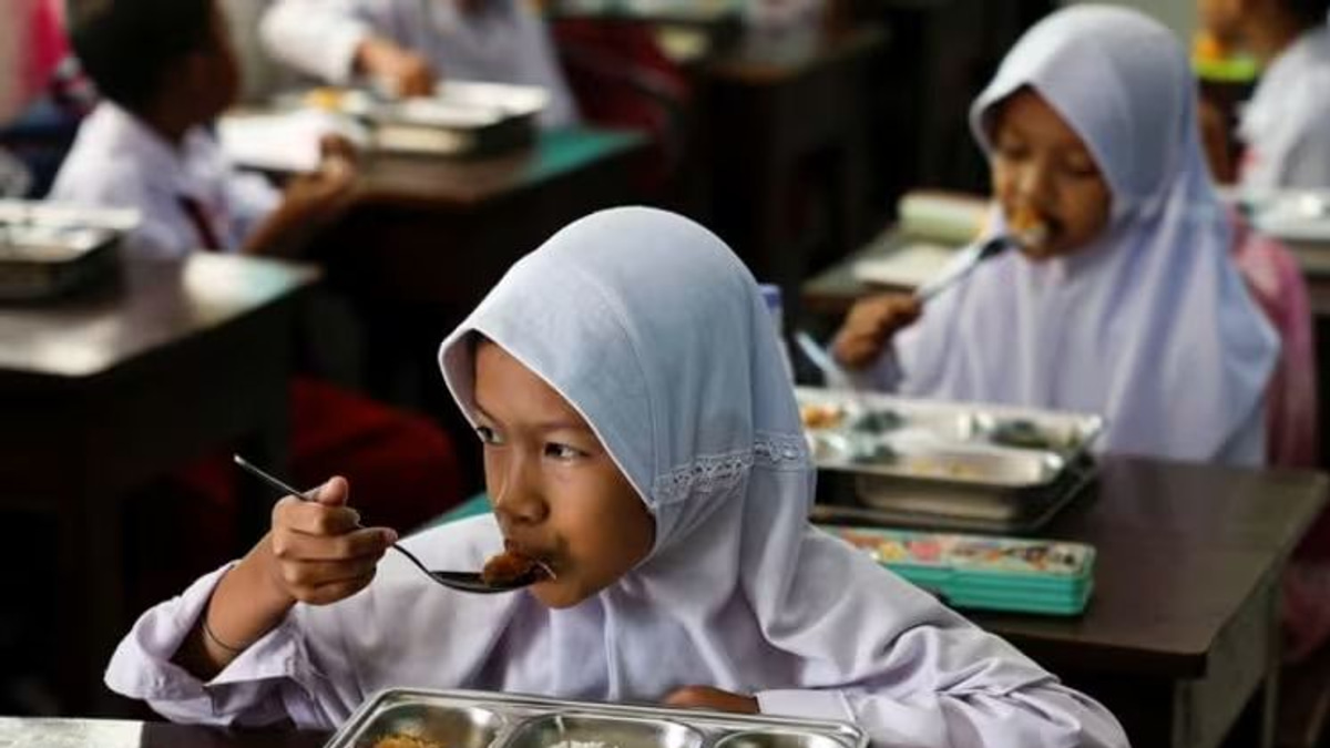 Indonesia's Free Meals Programme in Crisis as Top Official Exits Over Health Concerns