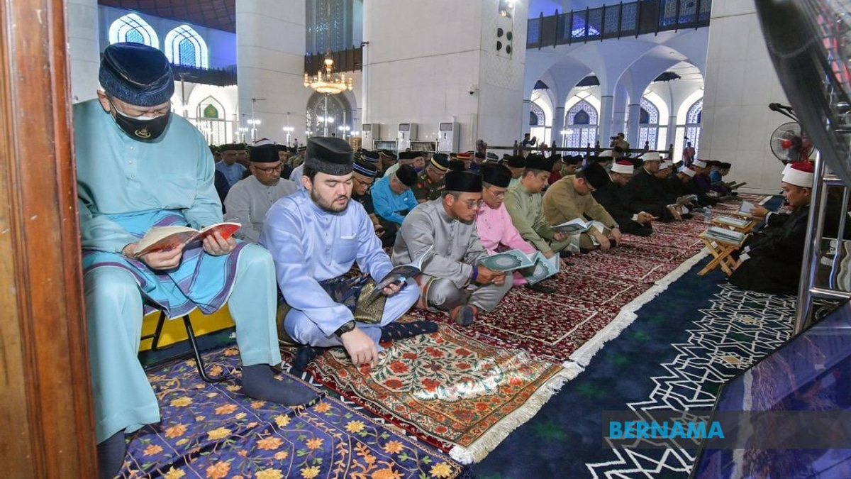 Sultan Sharafuddin Leads Yassin Recitation in Spiritual Prelude to National Day