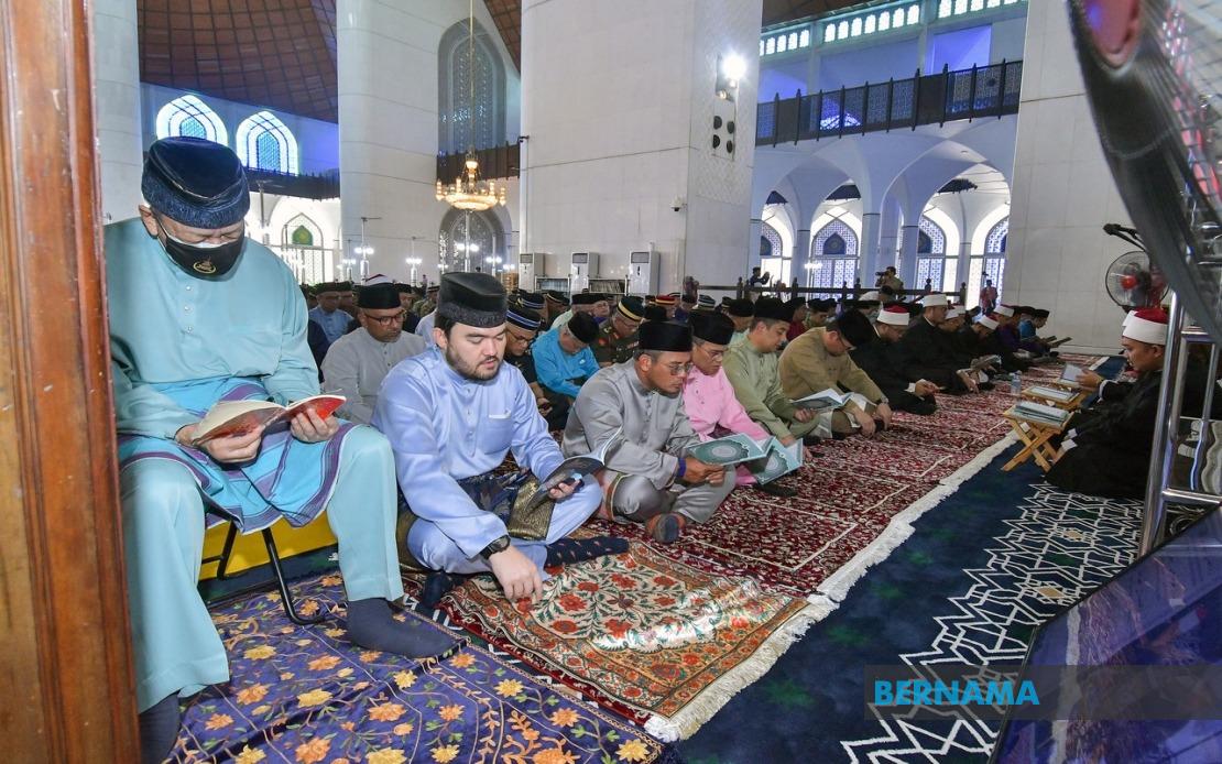 Sultan Sharafuddin Leads Yassin Recitation in Spiritual Prelude to National Day