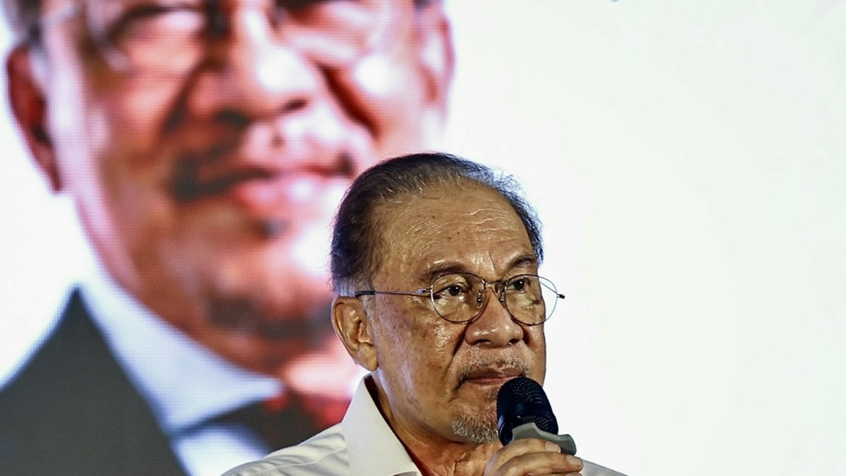 Anwar Awaits Full Report on Melaka DAP Crisis as Pakatan Leadership Prepares Response