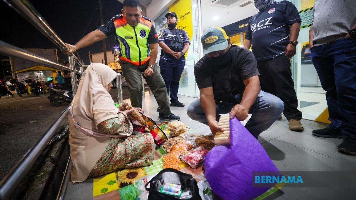 Three Thai Women Arrested in Kota Bharu for Sympathy-Selling Scam Outside ATMs