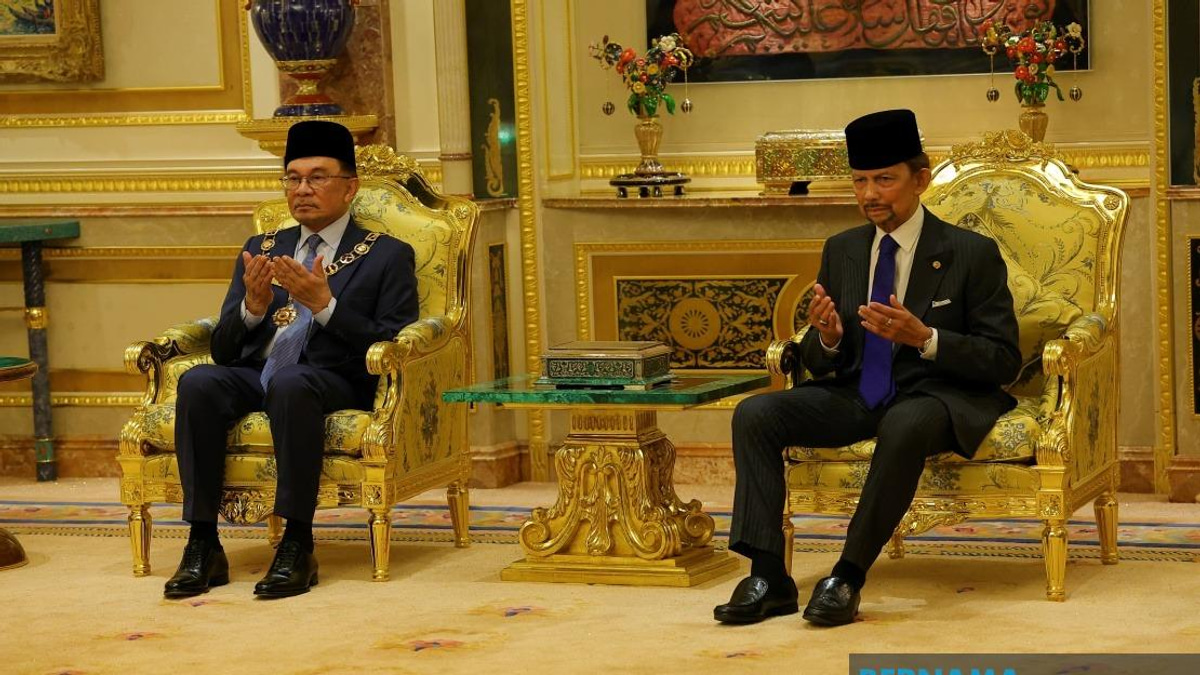 PM Anwar Conferred Brunei's Highest Royal Honour During State Visit