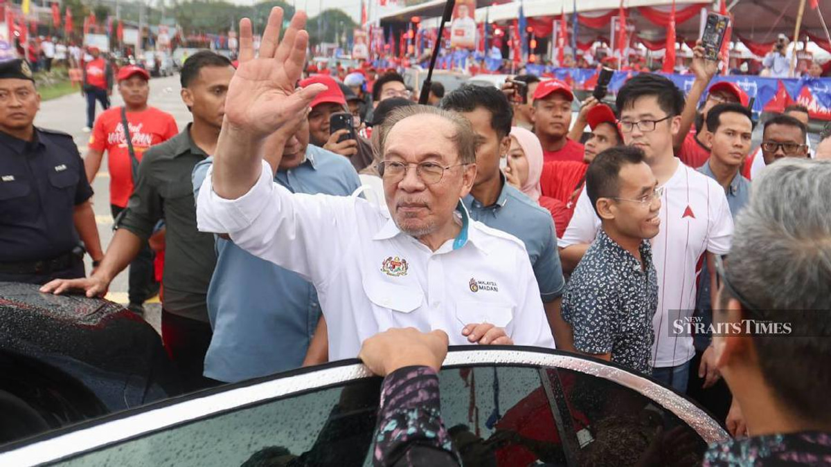 Anwar condemns personal attacks on Loke during Negri Sembilan campaign