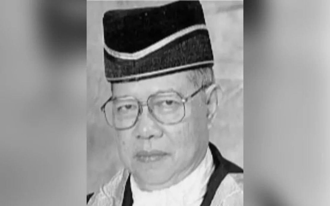 PM Anwar Pays Respects To Former Chief Justice Mohamed Eusoff Chin
