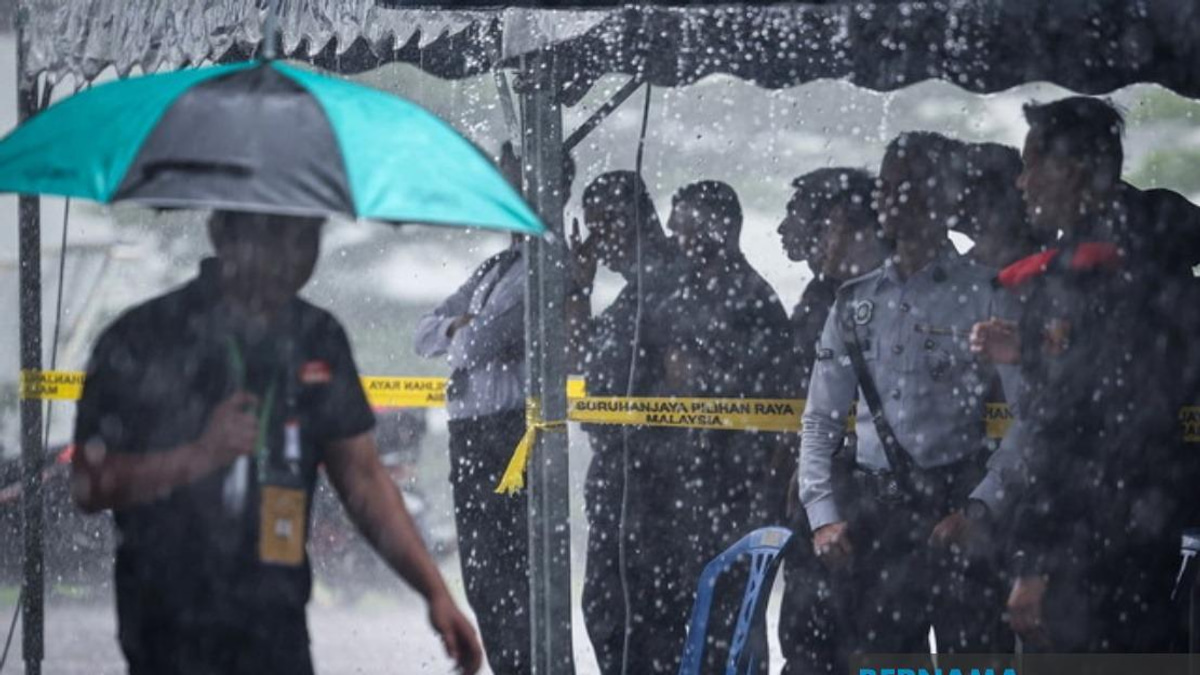 Johor Early Voting for Police Proceeds Smoothly Despite Heavy Rain in JB