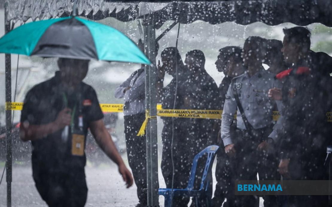 Johor Early Voting for Police Proceeds Smoothly Despite Heavy Rain in JB