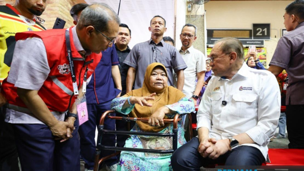 Determined Spirit: Woman With Disabilities Travels Through Rain To Meet PM Anwar
