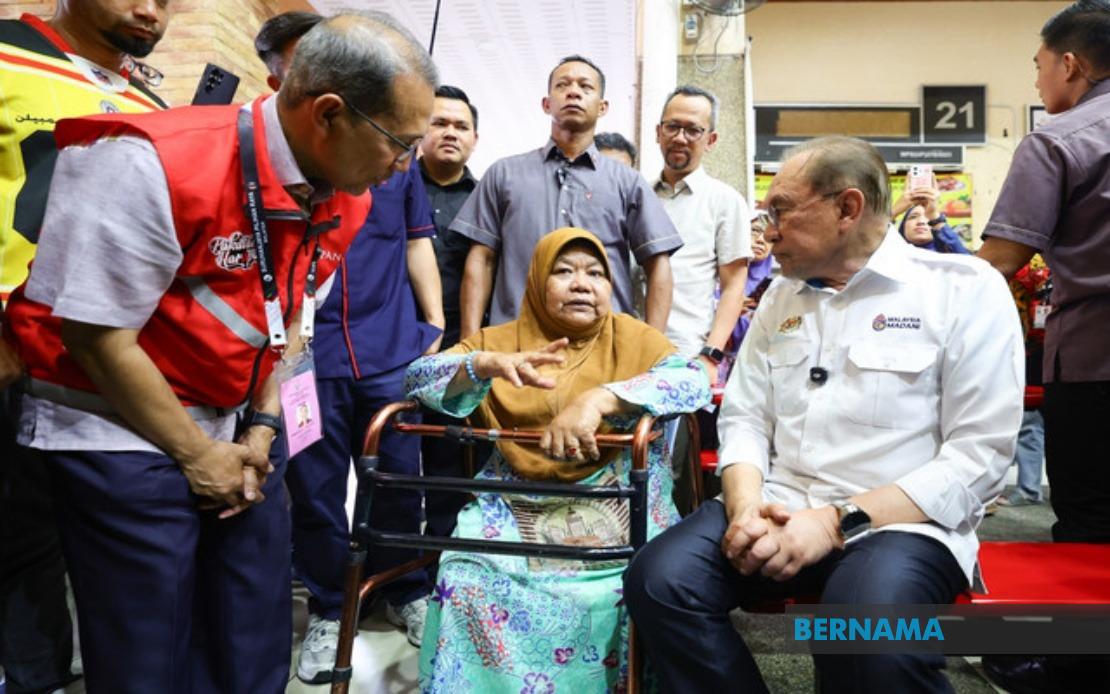 Determined Spirit: Woman With Disabilities Travels Through Rain To Meet PM Anwar