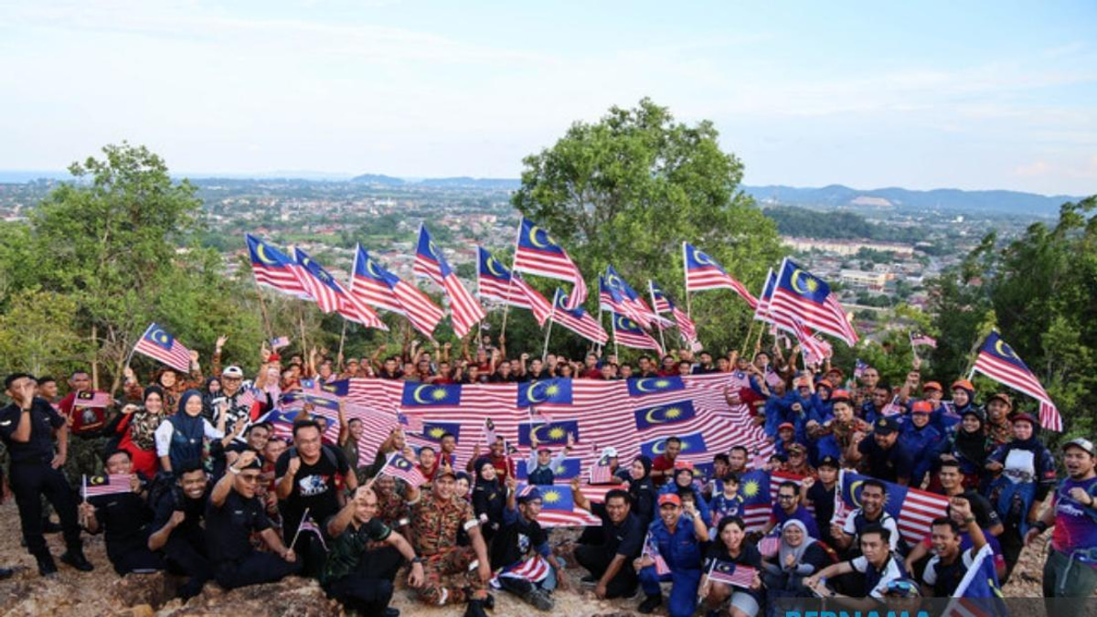 300 Personnel Join Patriotic Summit Trek in Terengganu for National Month