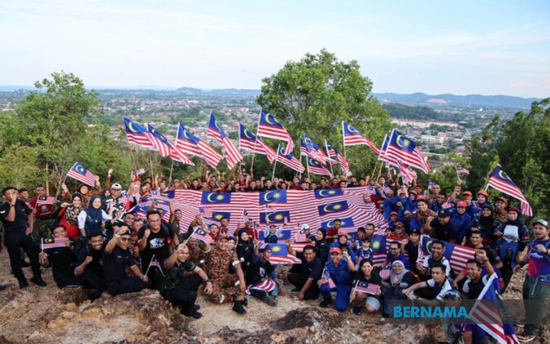 300 Personnel Join Patriotic Summit Trek in Terengganu for National Month