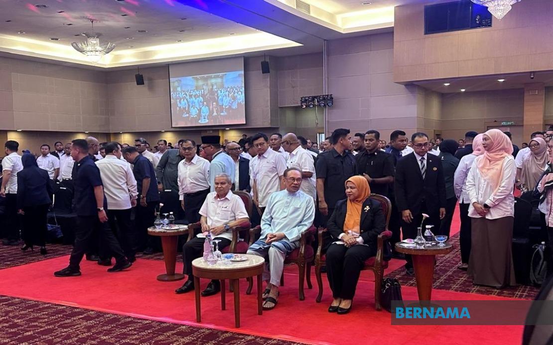 Anwar Waits for Complete FELDA Probe Report Before Public Disclosure