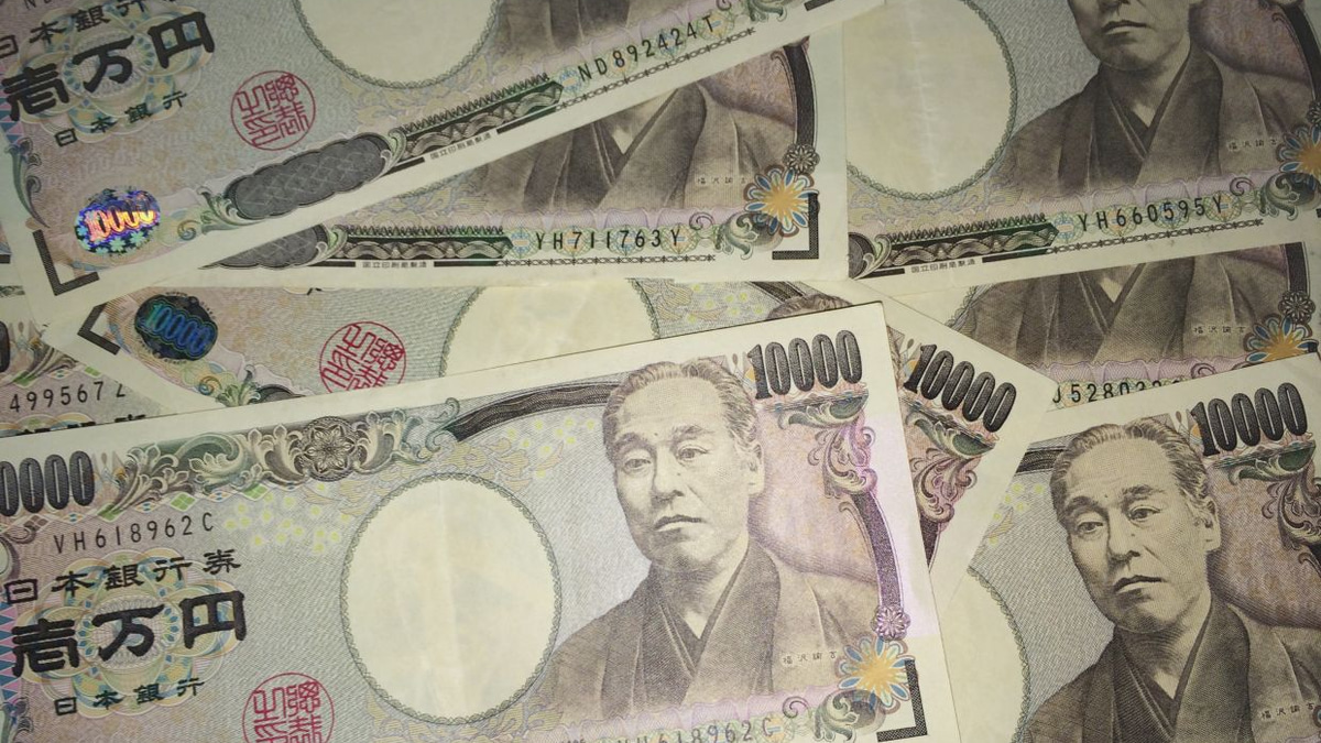 Japanese Yen Approaches 40-Year Lows Despite Rate Hike, Sparking Intervention Concerns