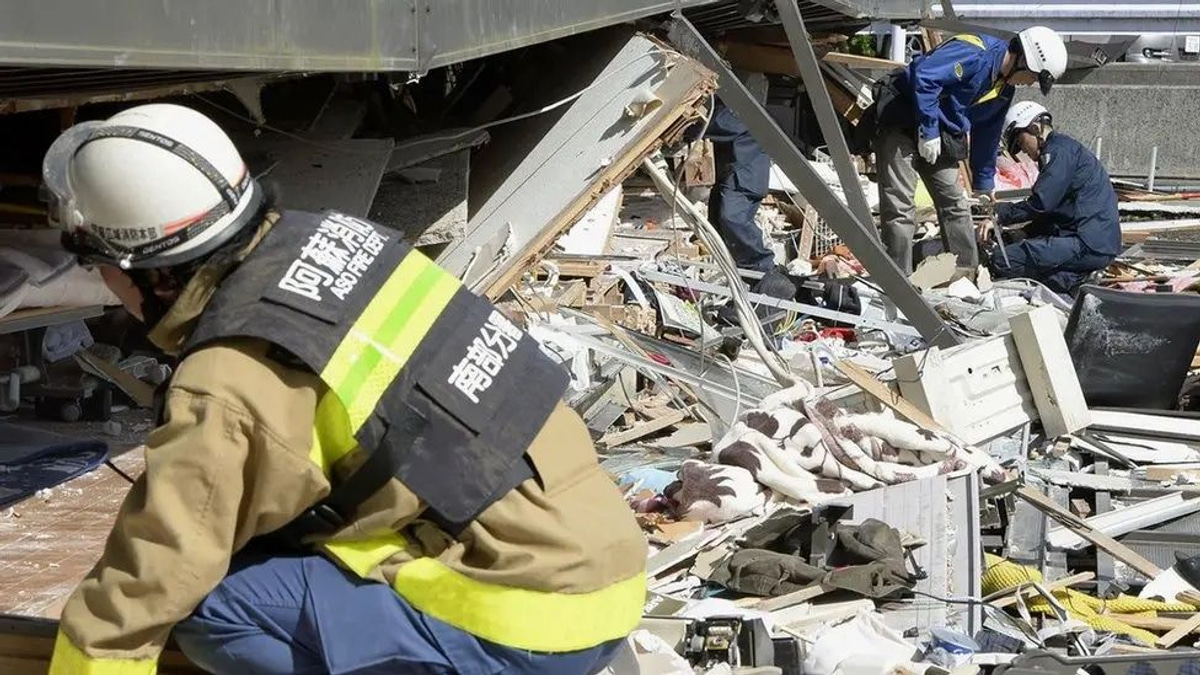 Explosion at Kumamoto Shopping Mall Traps Dozens as Rescue Operations Intensify