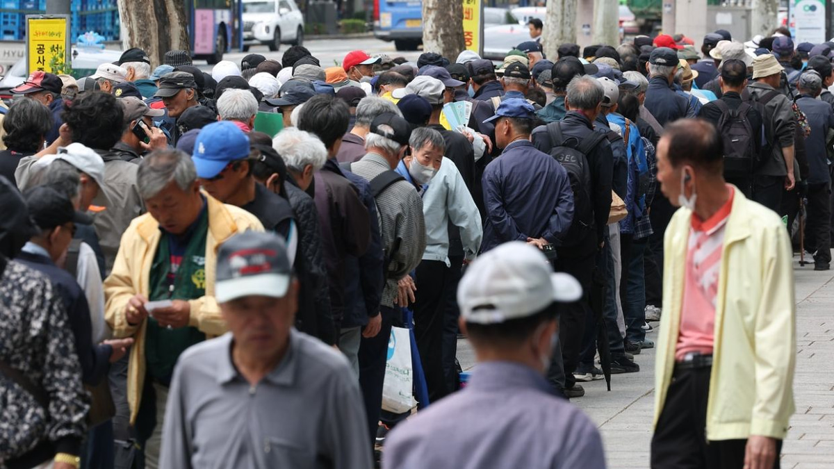 Seoul Weighs Fiscal Burden of Free Bus Rides for Seniors as Elderly Population Swells