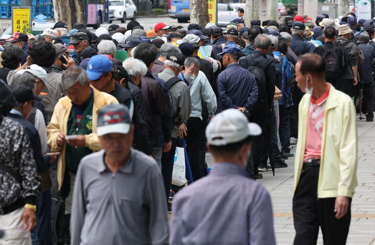 Seoul Weighs Fiscal Burden of Free Bus Rides for Seniors as Elderly Population Swells
