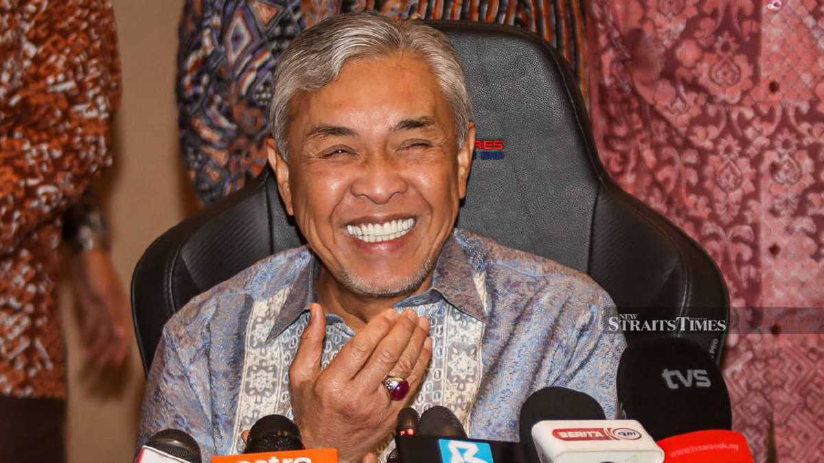 Zahid Counters Anwar's Unity Message with Poetic Pantun of His Own