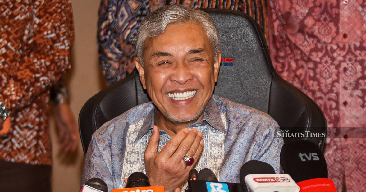 Zahid Counters Anwar's Unity Message with Poetic Pantun of His Own