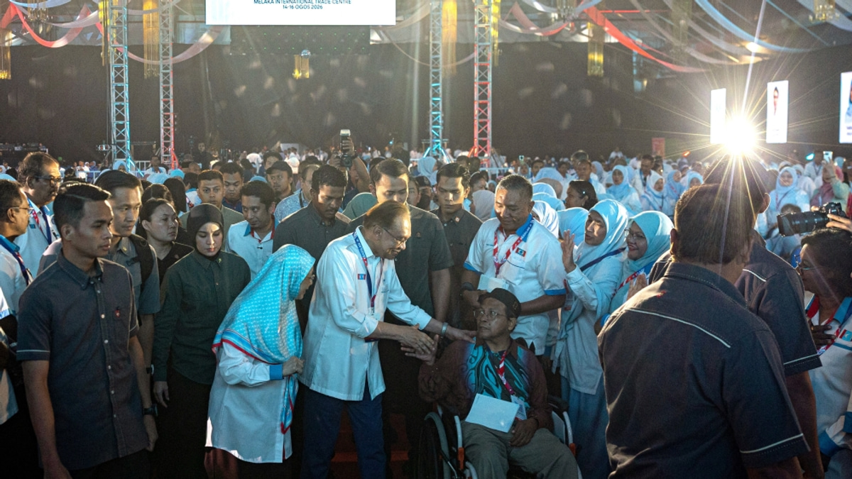 Anwar Urges Measured Approach on Umno, Warns Against Emotion-Driven Politics