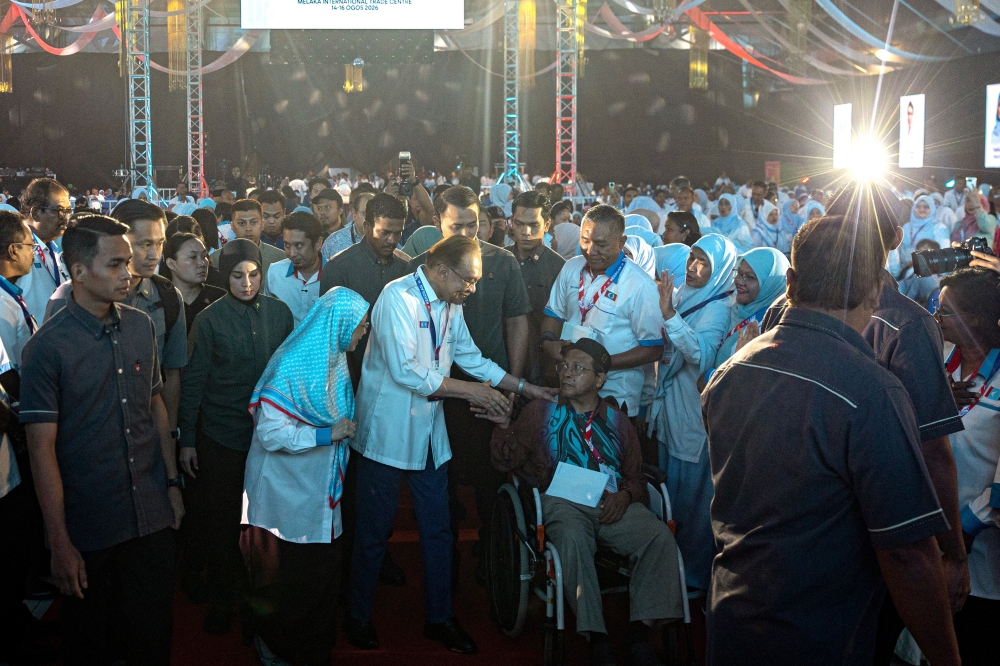 Anwar Urges Measured Approach on Umno, Warns Against Emotion-Driven Politics