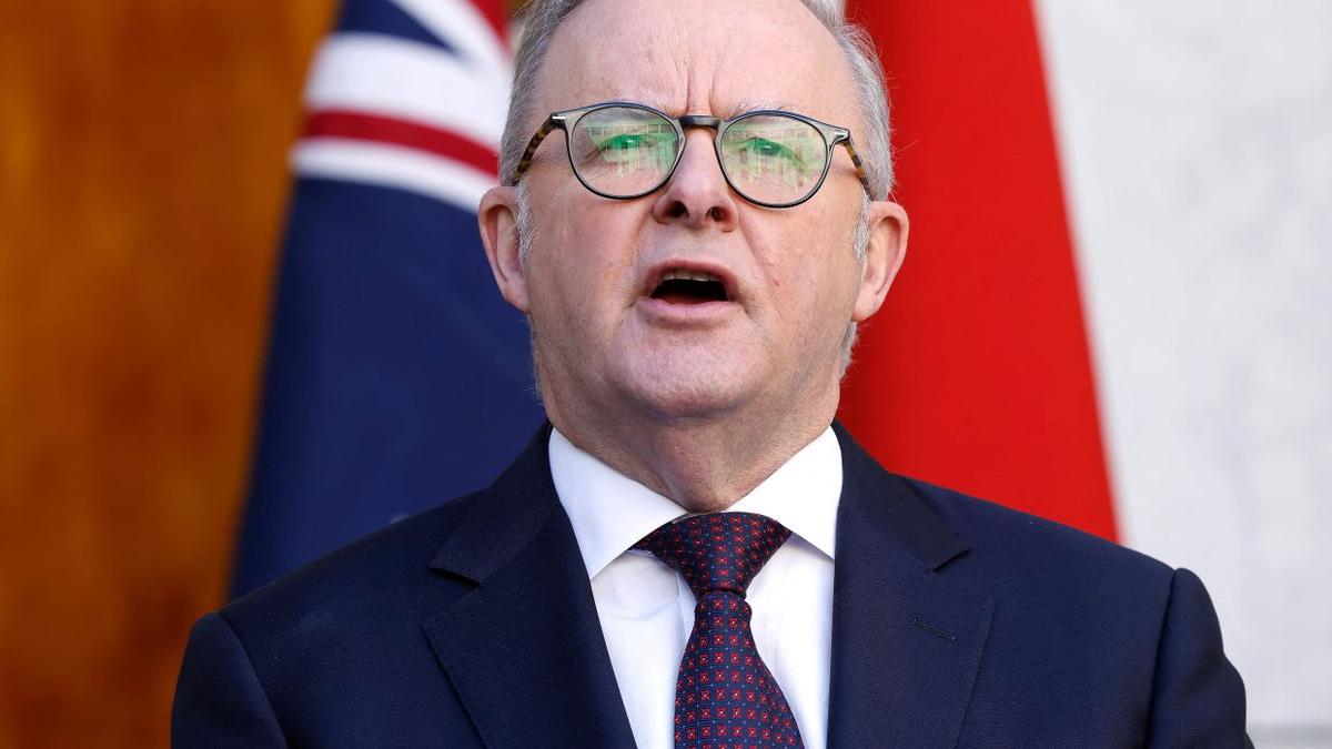 Australian PM refuses apology over crude remarks about Japanese counterpart's gift