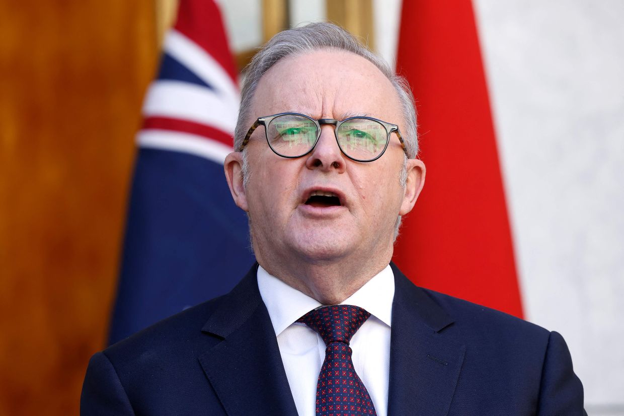Australian PM refuses apology over crude remarks about Japanese counterpart's gift