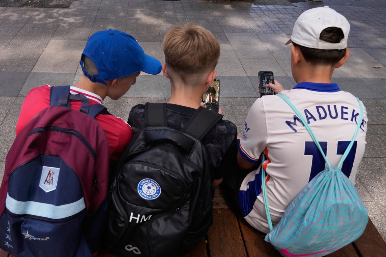 Australia Moves to Tighten Social Media Age Ban After Early Signs of Failure