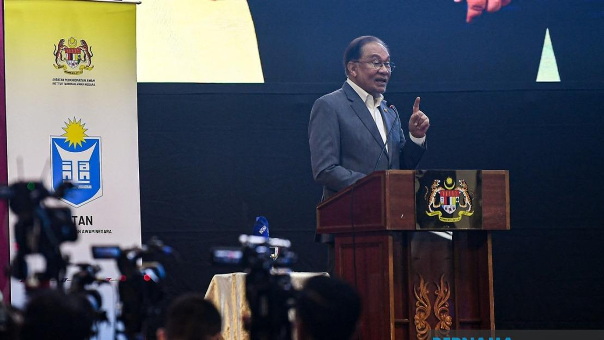 Anwar Acknowledges Criticism Over Stern Civil Service Messaging
