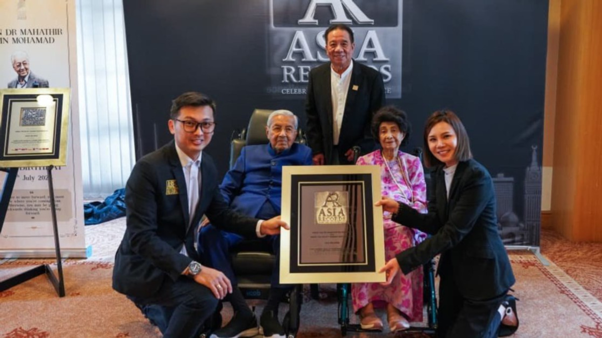 Tun M and Dr Siti Hasmah set regional milestone as longest-married centenarian couple
