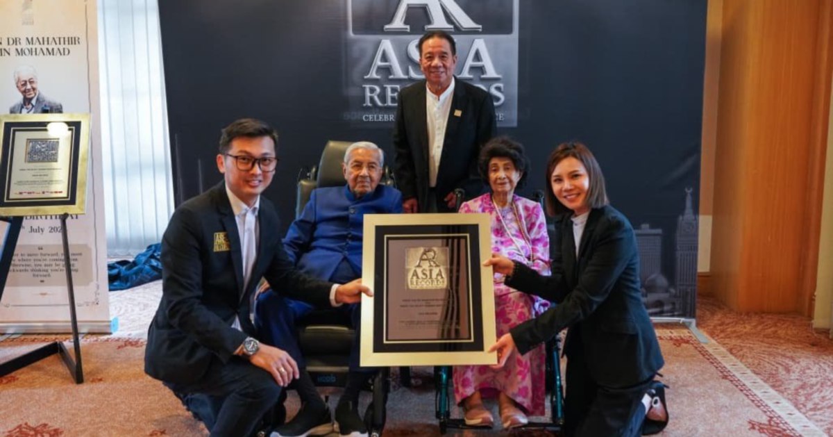 Tun M and Dr Siti Hasmah set regional milestone as longest-married centenarian couple