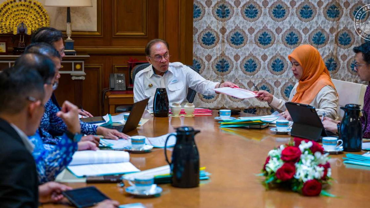 Anwar Pledges Fair and Prompt Action on Felda Settlers' Land and Housing Grievances