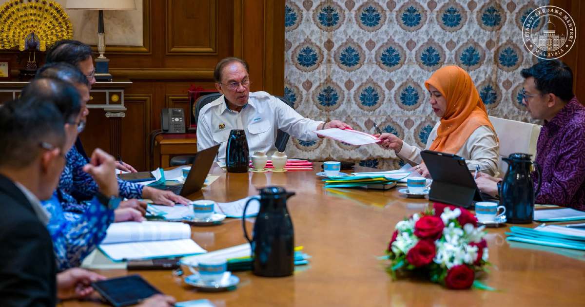 Anwar Pledges Fair and Prompt Action on Felda Settlers' Land and Housing Grievances