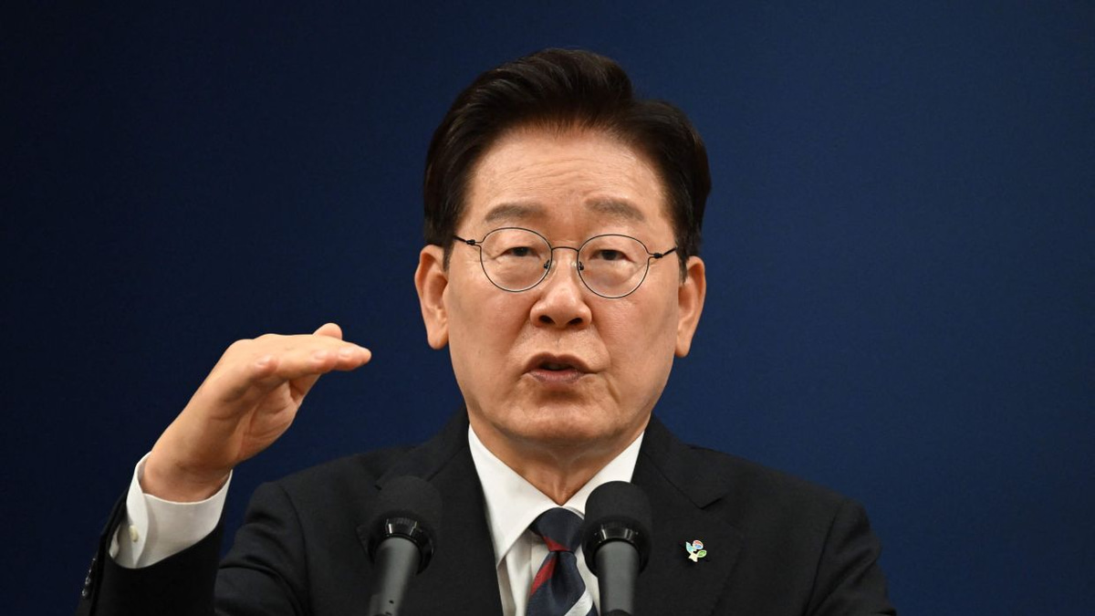 South Korean President Lee's approval rating turns negative for first time since taking office