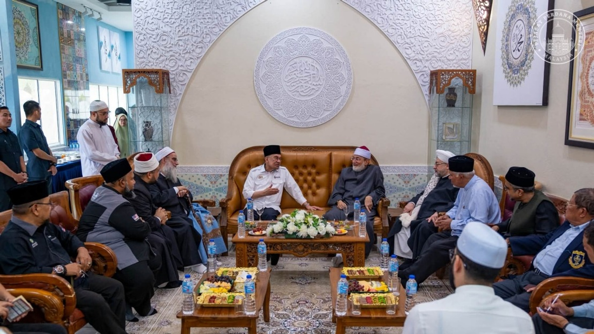 Anwar Ibrahim Meets with Three Leading Islamic Scholars During Malaysia Visit