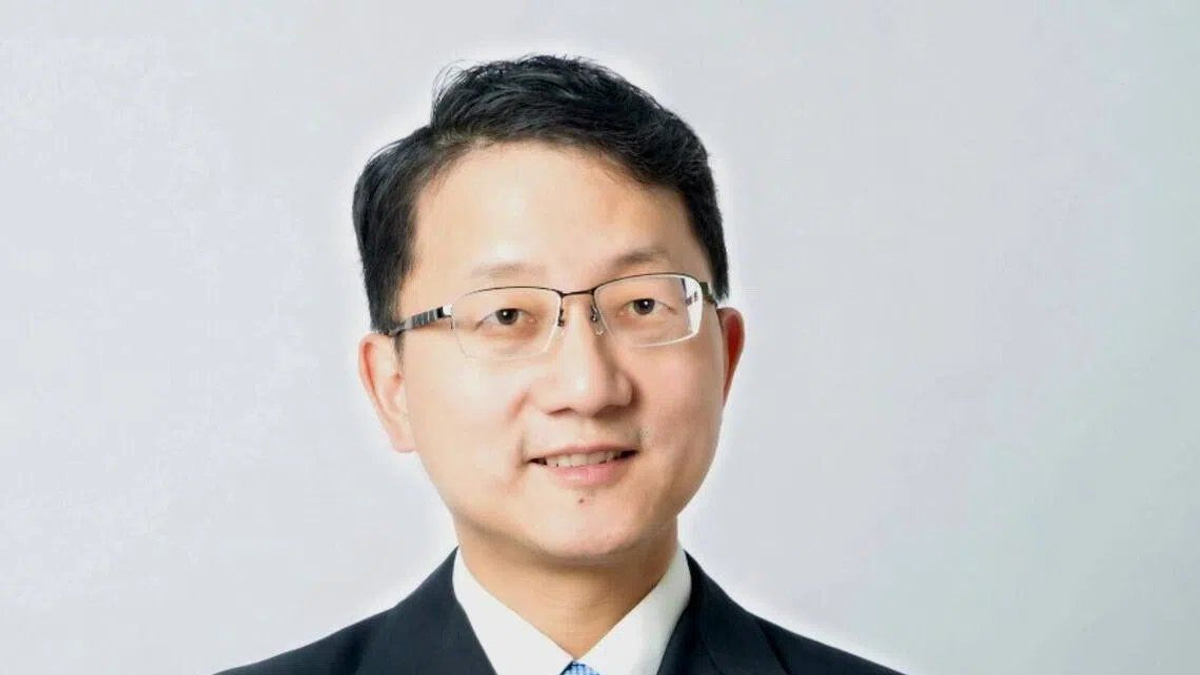 New Chinese ambassador to Australia strikes conciliatory tone with public bus ride to Canberra