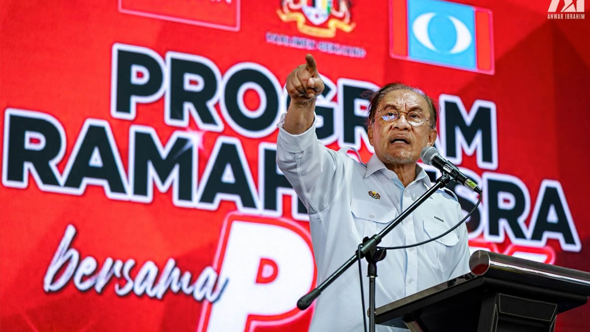 Anwar To Raise Durian Crisis With China's Li Qiang, Pledges Support for Struggling Farmers