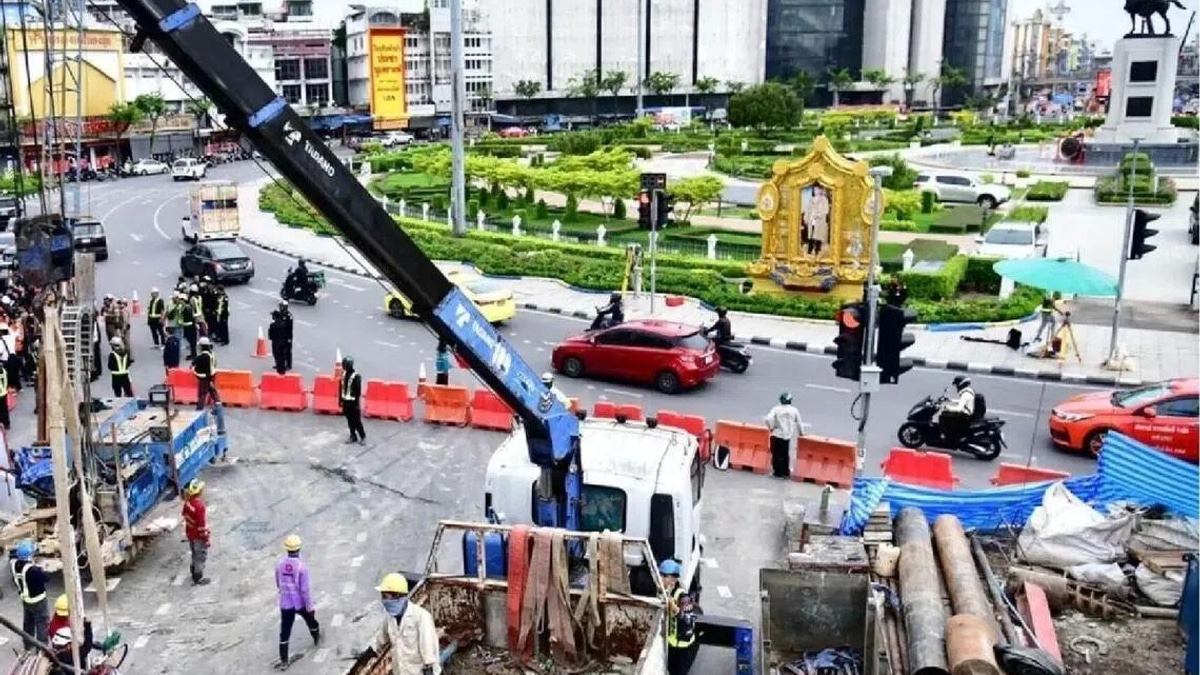 Bangkok subway construction leak forces evacuation of 60 residents, road closure near Wongwian Yai