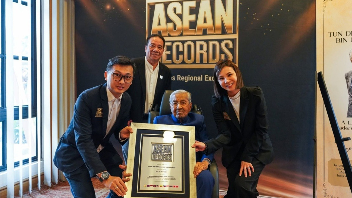 Dr Mahathir and Dr Siti Hasmah Achieve Trio of Historic Centenarian Records