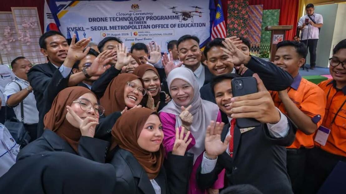 Education Minister Challenges Setapak Vocational Students to Solve Campus Security With Drone Technology