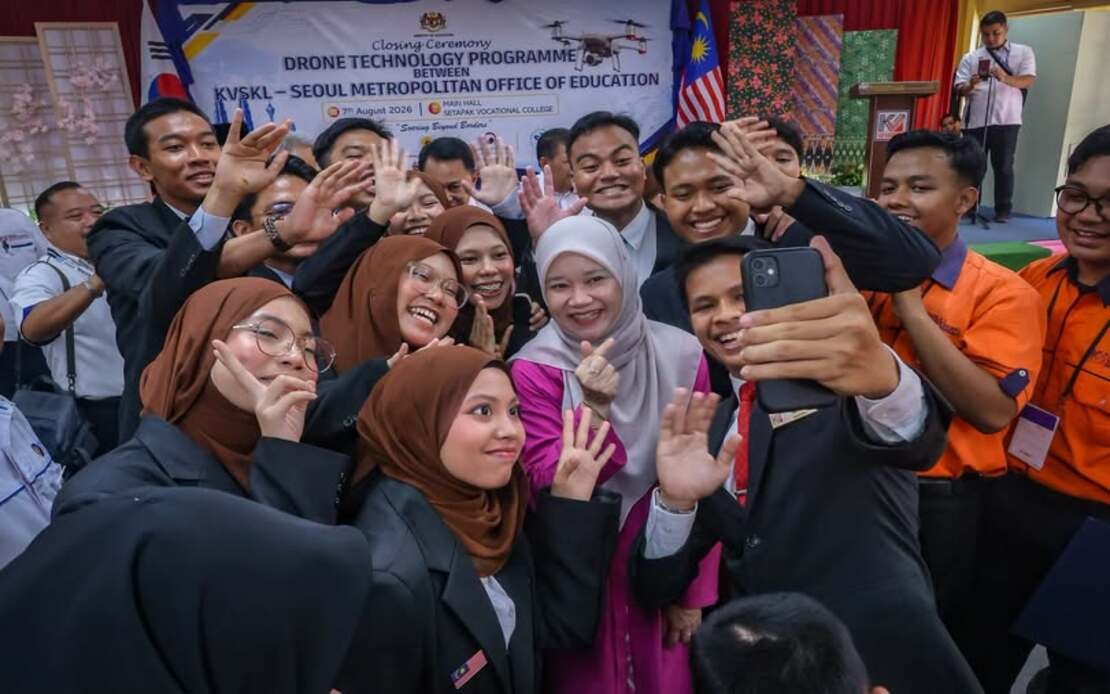 Education Minister Challenges Setapak Vocational Students to Solve Campus Security With Drone Technology