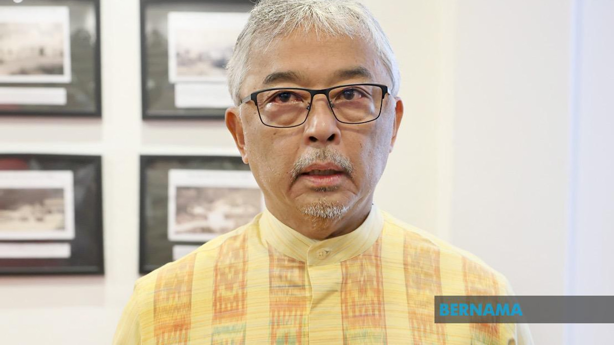 Pahang Ruler Marks Sekolah Sultan Ahmad's Centennial with Commitment to Education Access