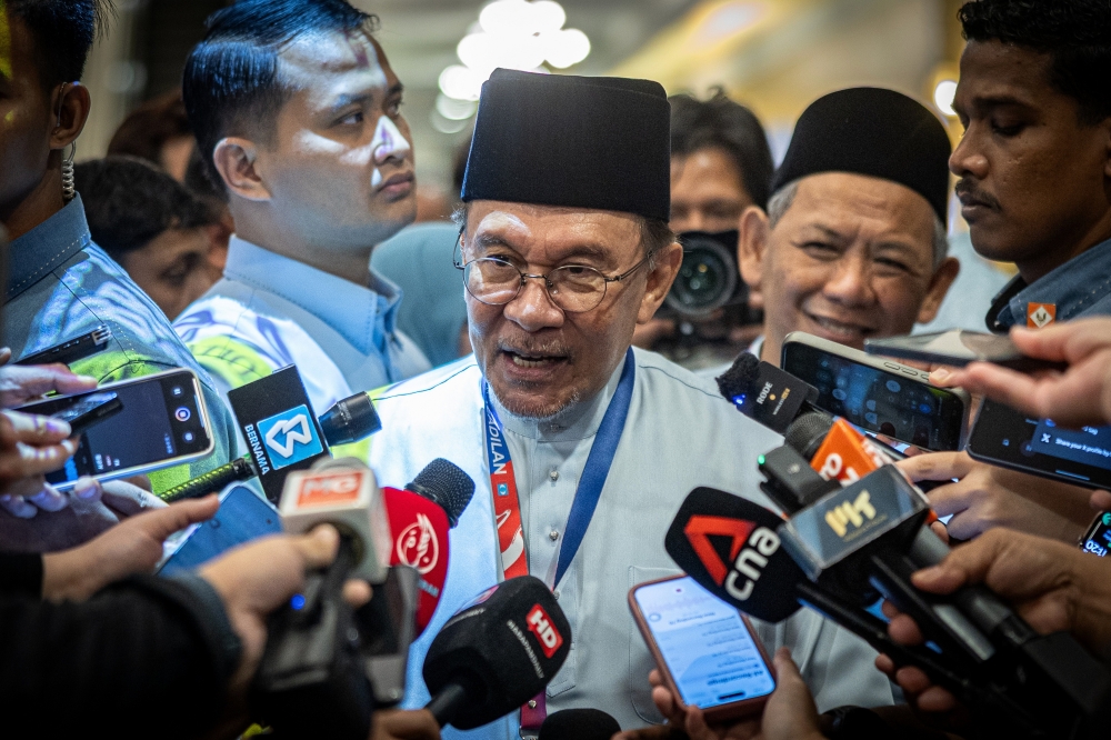Anwar Rejects Claims of Coalition Rift, Reaffirms Commitment to Stability