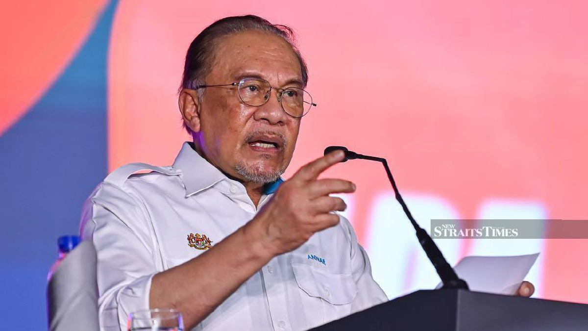 Anwar Launches Seven-Point Plan to Strengthen Felda Settlements and Improve Settler Welfare
