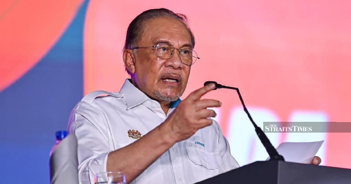 Anwar Launches Seven-Point Plan to Strengthen Felda Settlements and Improve Settler Welfare
