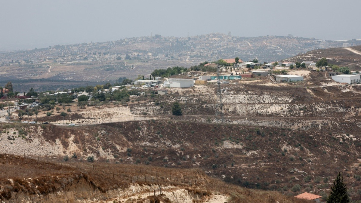 Israeli Forces Injure Palestinians in Jerusalem Area, Seize West Bank Property