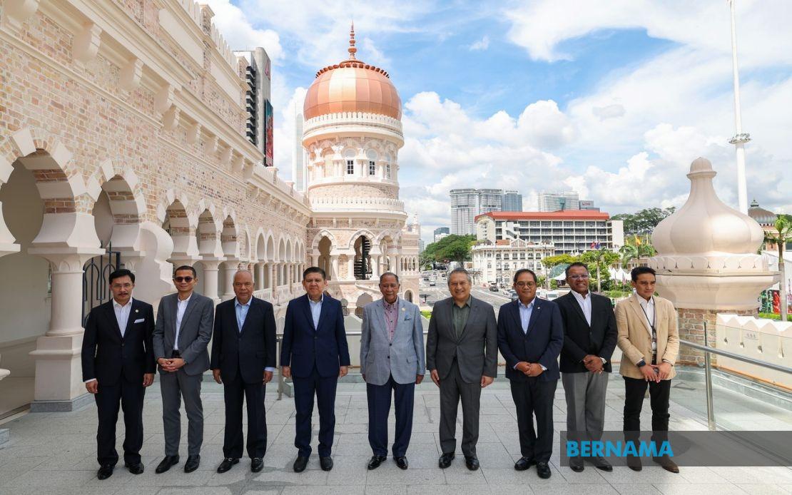 Kedah Sultan Tours Restored Sultan Abdul Samad Building in Historic Kuala Lumpur Landmark Visit
