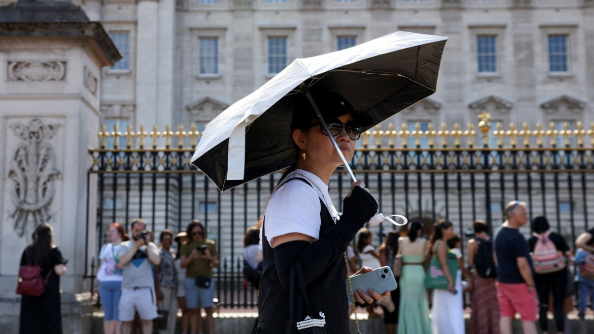 Buckingham Palace Cancels Ceremonial Guard Changes as UK Faces Extreme Heat Crisis