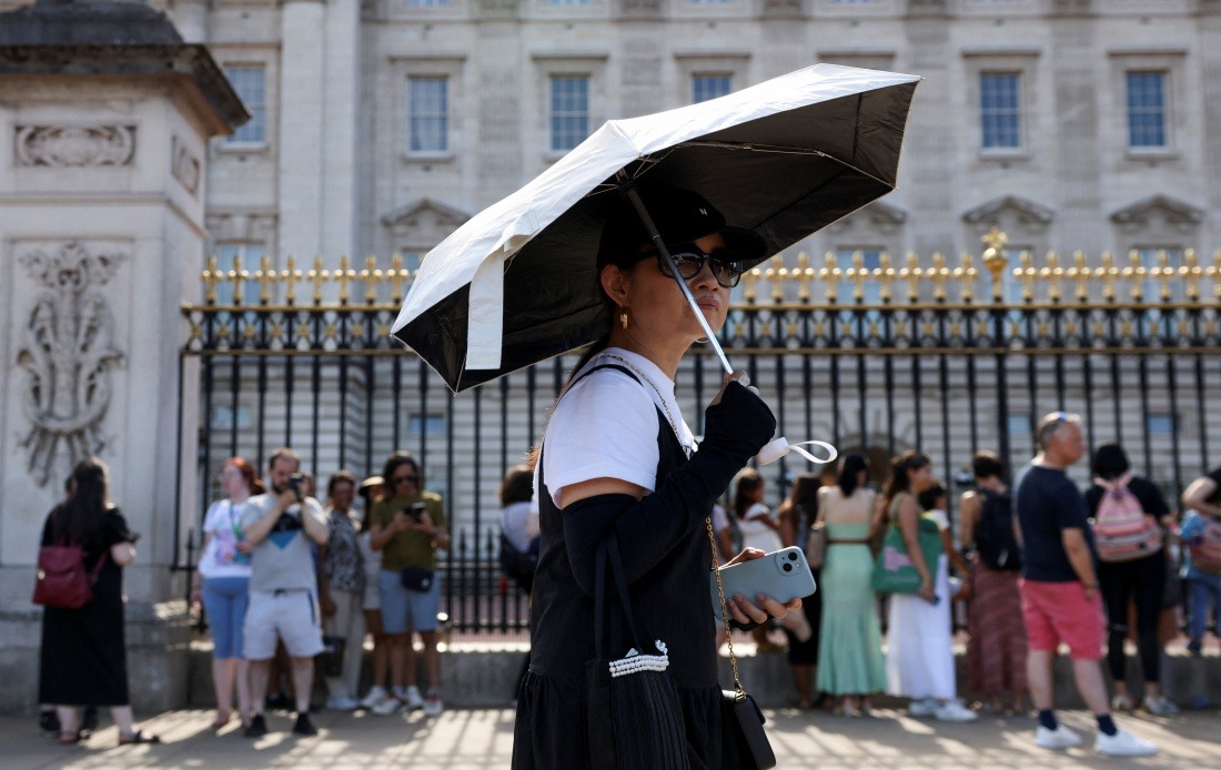 Buckingham Palace Cancels Ceremonial Guard Changes as UK Faces Extreme Heat Crisis