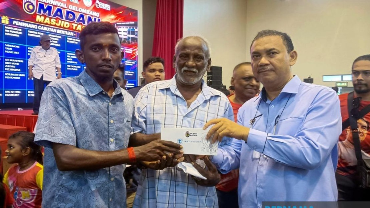 MADANI Carnival Distributes RM200 Aid to 2,000 Masjid Tanah Residents